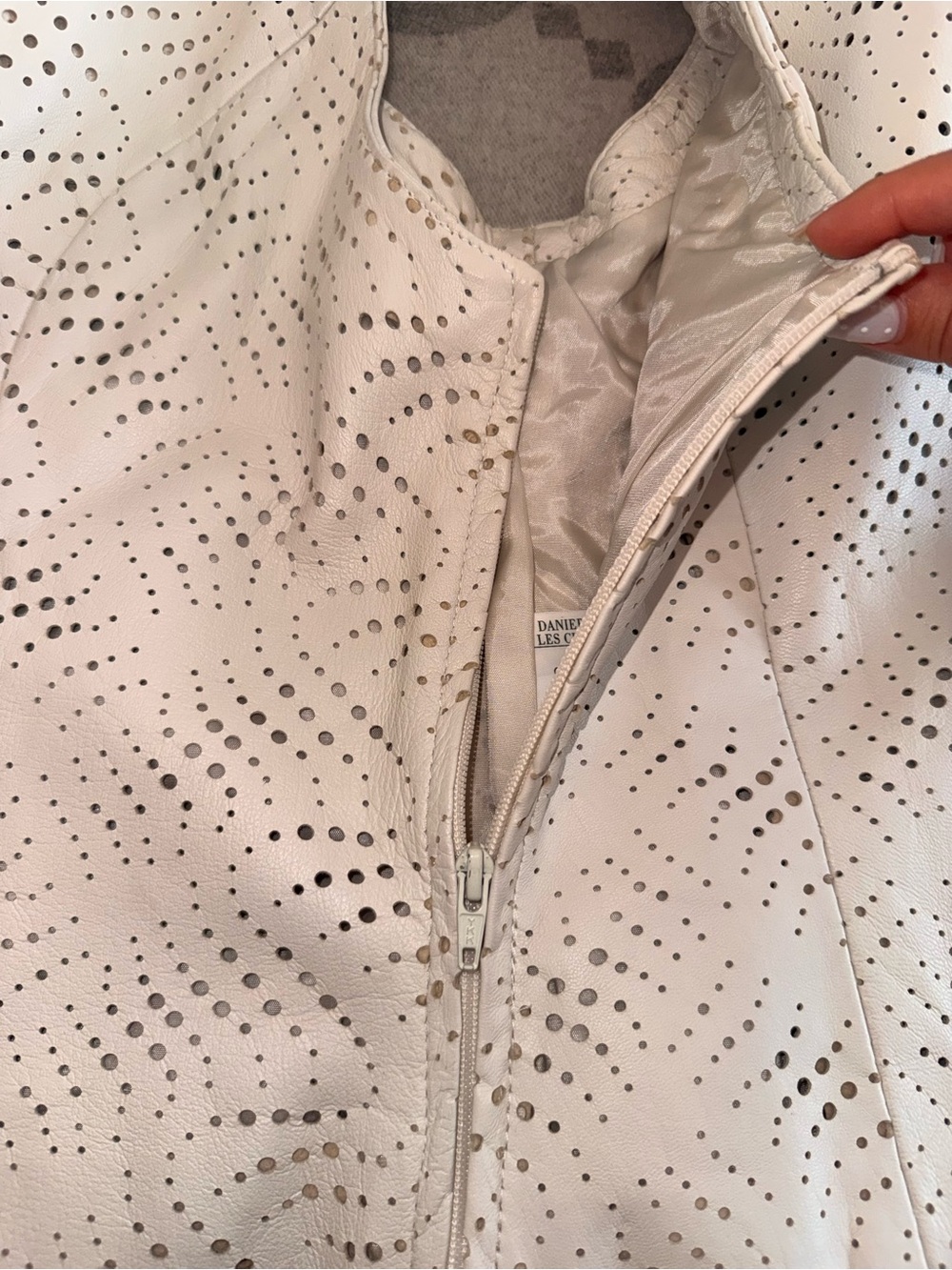 VTG Danier Genuine Leather Sleeveless Eyelet V-Neck Top white - Picture 7 of 8